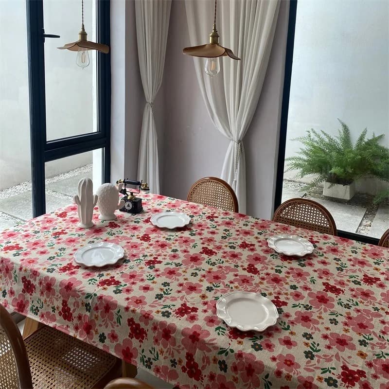 Rektangulär duk i jacquard med rosa blommönster, bomullsblandning