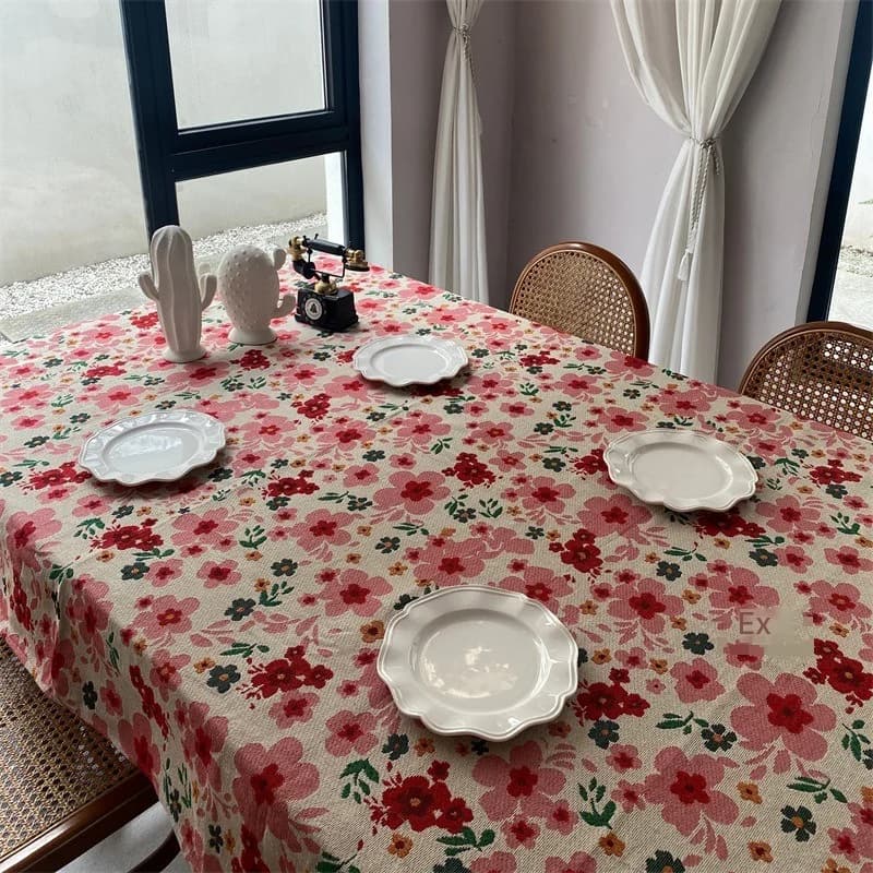 Rektangulär duk i jacquard med rosa blommönster, bomullsblandning