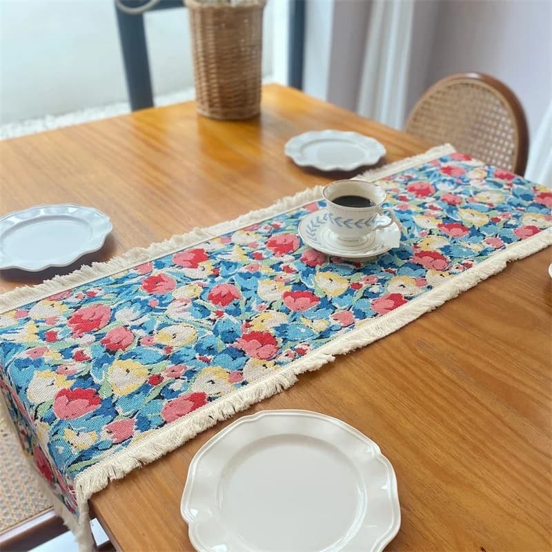Bordlöpare i bomull och linne med nordiskt blommönster