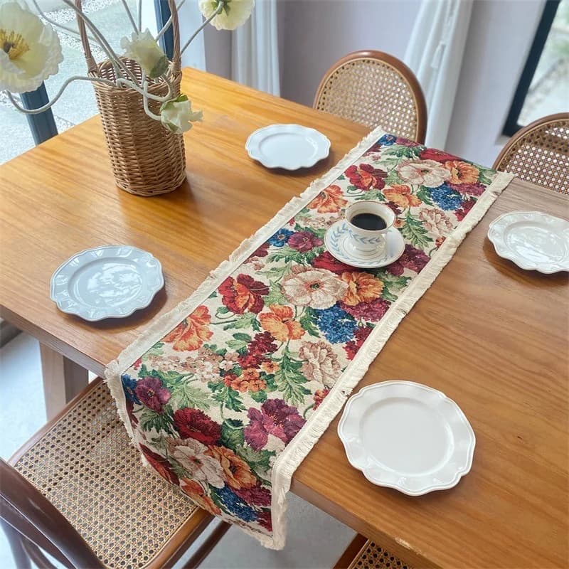 Bordslöpare i bomull och linne, amerikansk lantstil med blommönster och tofsar