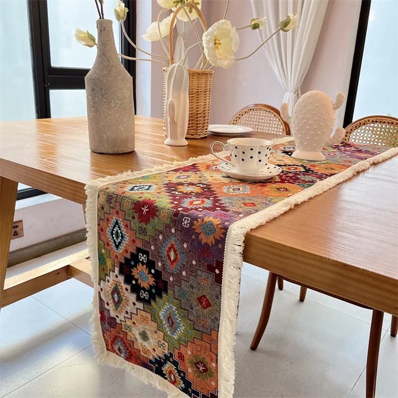 Bordlöpare i bomull/polyester med geometriskt bohemiskt mönster