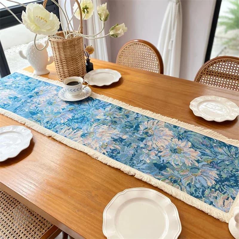 Bordlöpare i bomull och linne med nordiskt blommönster